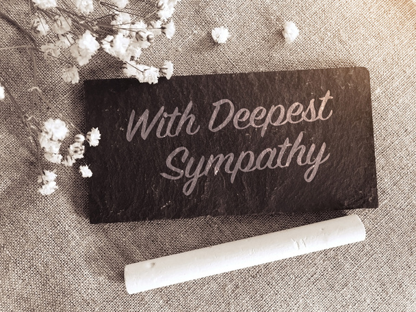 "Met diepste sympathie "opmerking met bloemen op kleine Chalk Board b - Foto, afbeelding