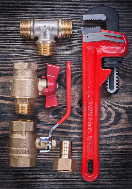 Pipe wrench and brass fittings  - Foto, Bild