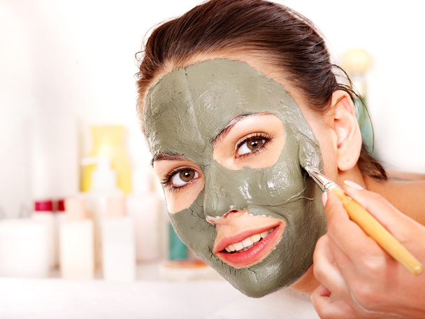 Clay facial mask in beauty spa. - 写真・画像