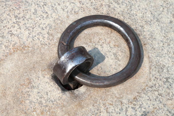 Кованое железное кольцо для швартовки яхты на пирсе
 - Фото, изображение