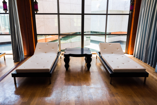 Espreguiçadeiras para massagem ou relaxamento no Spa
 - Foto, Imagem