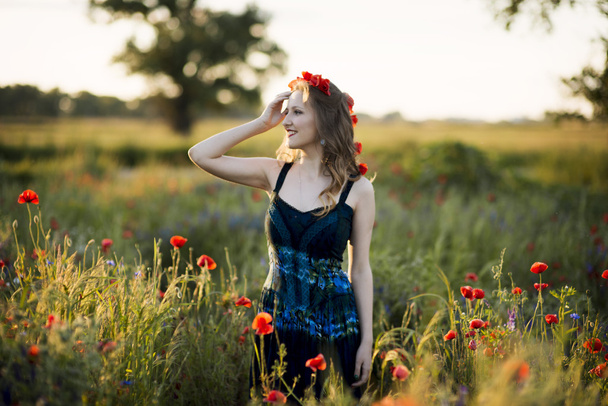 Beautiful young woman on the poppy field - Foto, Imagem