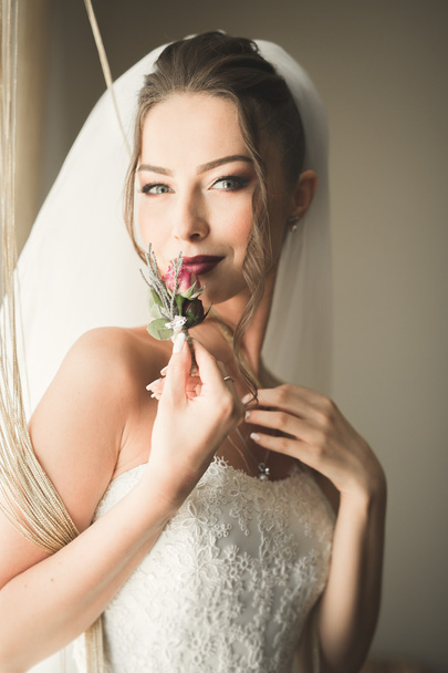 Luxury bride on the morning of wedding day - Foto, immagini