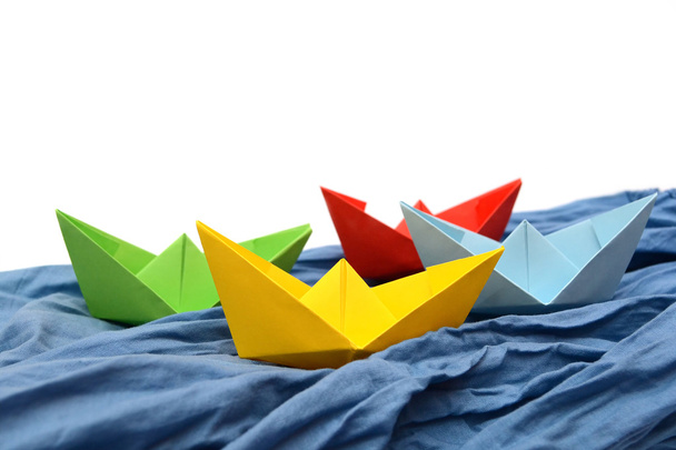 Έγχρωμο χαρτί σκάφη. Κίτρινο, πράσινο, κόκκινο, μπλε origami. - Φωτογραφία, εικόνα