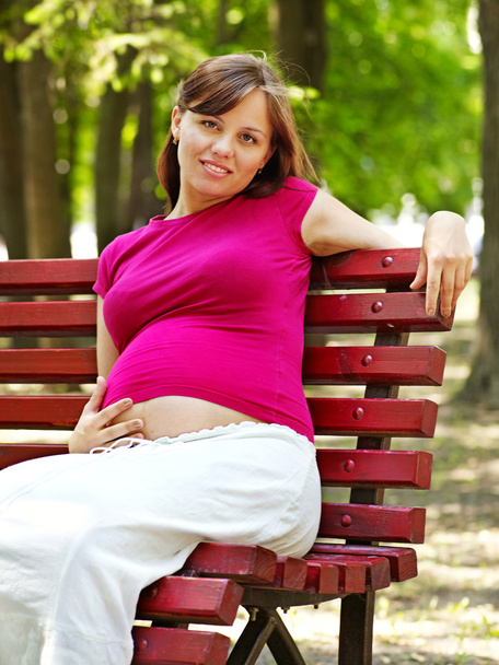 Mulher grávida ao ar livre
. - Foto, Imagem