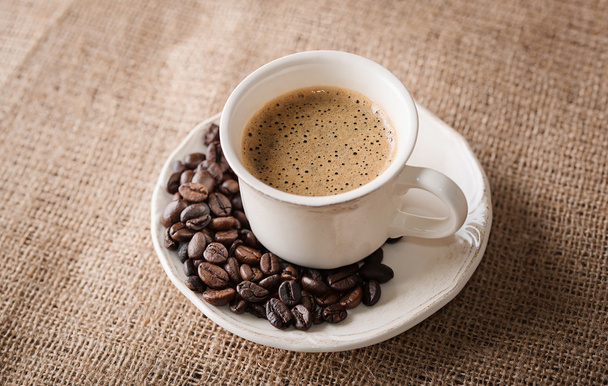 Fresh coffee and coffee beans on sackcloth - Valokuva, kuva