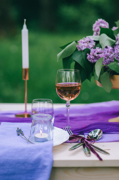 mesa púrpura muy bien servido
 - Foto, imagen