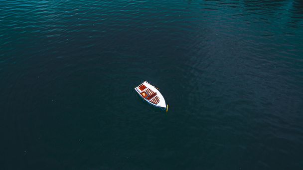 Човен плаває на воді
 - Фото, зображення