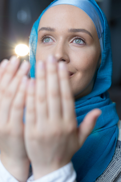 Muslim girl praying - Fotoğraf, Görsel