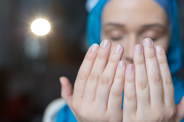 Menina muçulmana rezando - Foto, Imagem