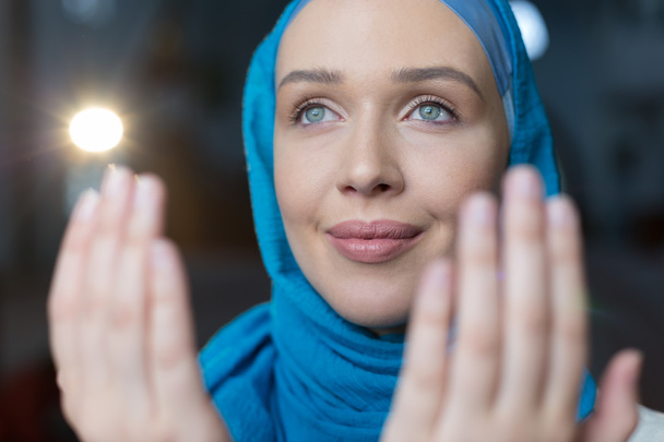 Muslim girl praying - Fotoğraf, Görsel