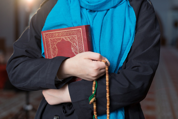 Muslim girl holding Quran - Fotoğraf, Görsel
