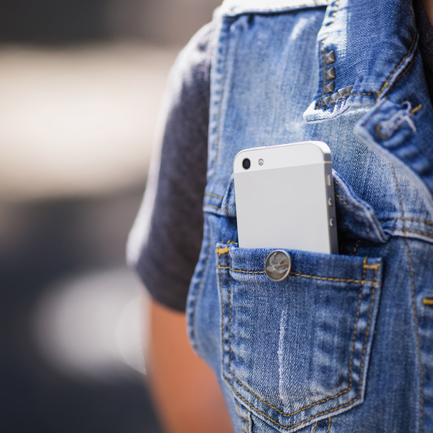 Smartphone na vida cotidiana. telefone no bolso jeans
. - Foto, Imagem