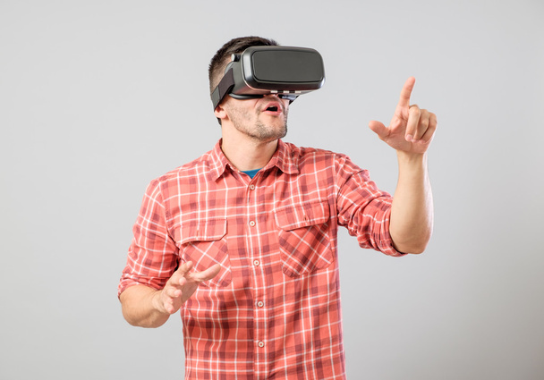 Man with virtual reality glasses showing gesture - Fotoğraf, Görsel