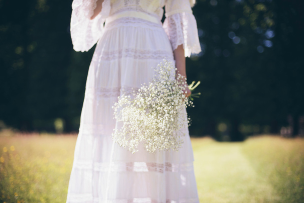 Novia sosteniendo flores blancas
 - Foto, imagen