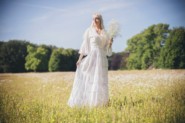 Bride holding white flowers  - Foto, Imagem