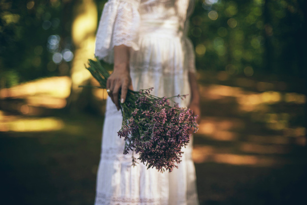 Braut mit lila Blüten - Foto, Bild