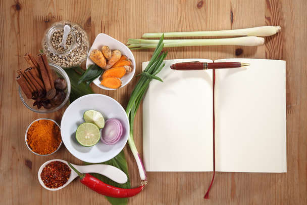 Tworzenie receptury z przyprawami i książka kucharska na stole - Zdjęcie, obraz
