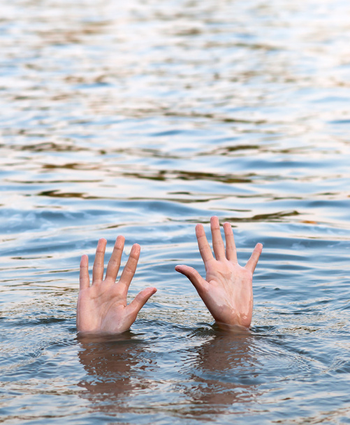 Женские руки, выступающие с поверхности воды
 - Фото, изображение