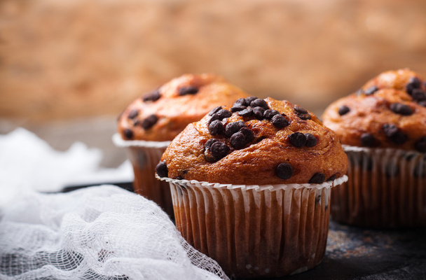 Muffins maison aux pépites de chocolat pour le petit déjeuner
 - Photo, image