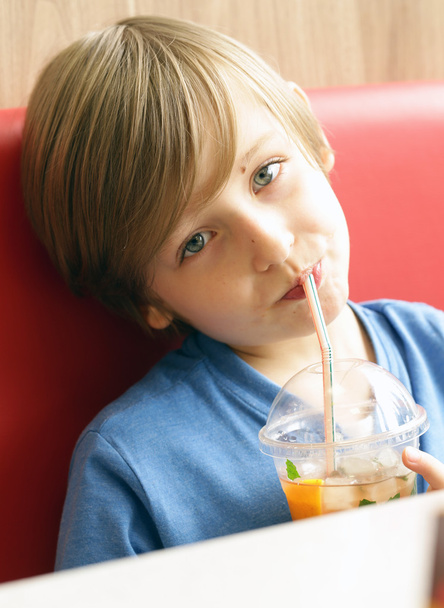 Portret van een schattige blonde jongen met blauwe ogen  - Foto, afbeelding