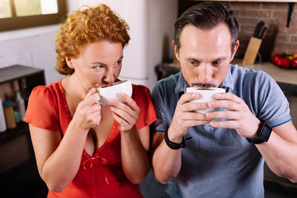 Man and woman drinking coffee - Foto, imagen