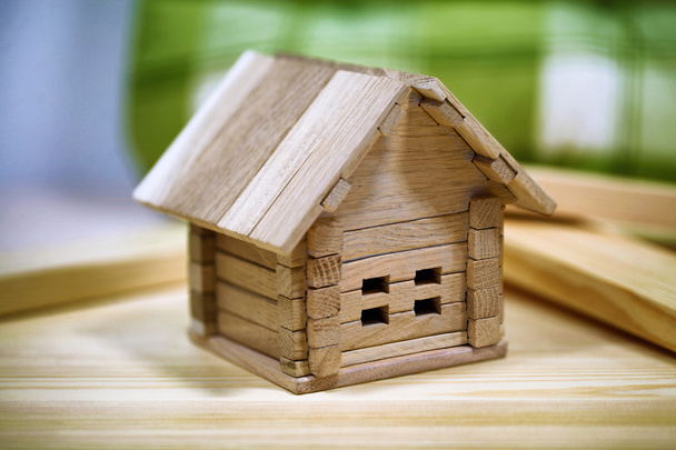 Ontwerp houten huisje. Kleine kindertehuis met hout details. - Foto, afbeelding