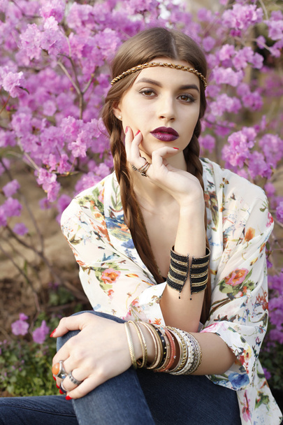 Outdoor high fashion portrait of young woman model, posing with trendy accessories and boho style clothes. - Foto, Imagem