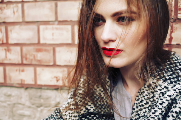 cara de una hermosa chica con labios rojos
 - Foto, Imagen