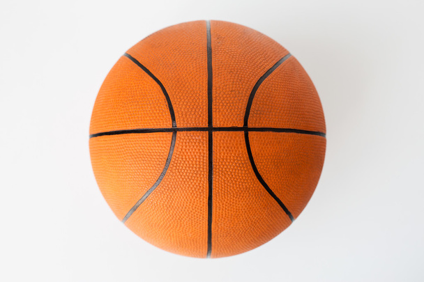 κοντινό πλάνο μπάλα μπάσκετ σε λευκό φόντο - Φωτογραφία, εικόνα
