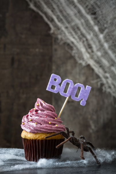 Halloween cupcakes and cobweb on rustic wooden background - Foto, Imagem