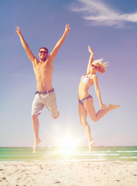 Пара прыжков на пляже
 - Фото, изображение