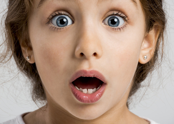 Little girl with a astonished expression - 写真・画像