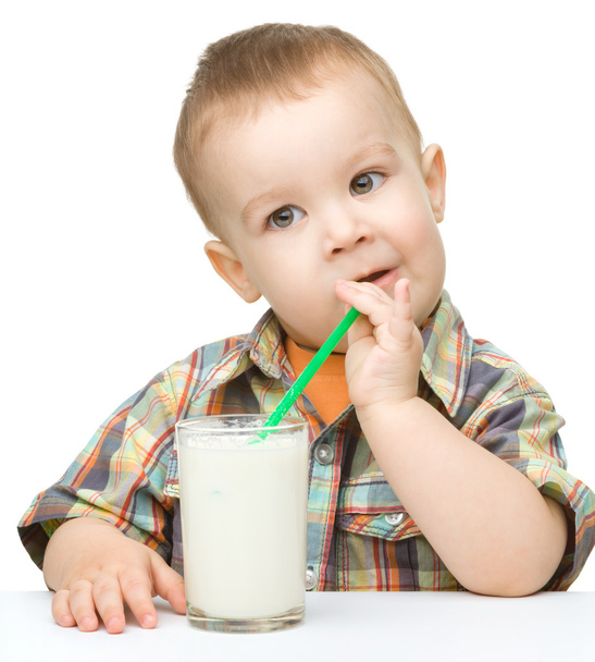 Cute little boy with a glass of milk - Фото, зображення
