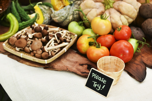 Фрукти і овочі на столі зі знаком "будь ласка, спробуйте" для смаку
 - Фото, зображення