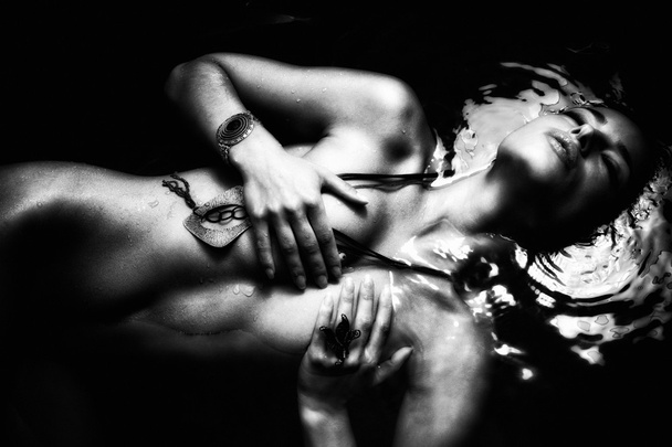 Bw desnuda en el agua
 - Foto, Imagen