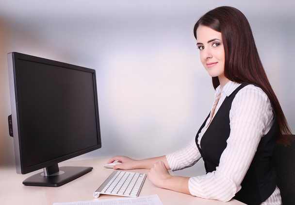 Красива зріла бізнес-леді, використовуючи комп'ютер в офісі
  - Фото, зображення