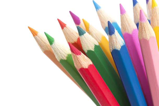 Цветные карандаши крупным планом изолированы на белом фоне
 - Фото, изображение