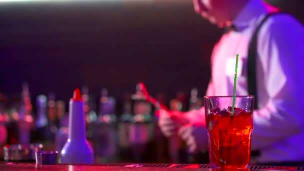 Barmen eller gece kulübünde saman kokteyli için ekler - Video, Çekim