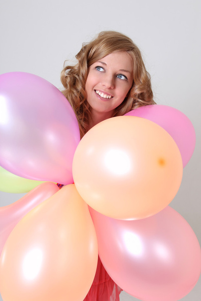 mujer feliz con coloridos globos - Foto, imagen