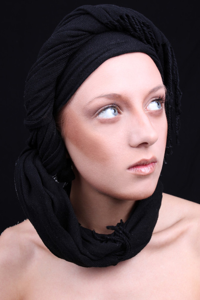Красивая молодая женщина с черный шарф - Фото, изображение