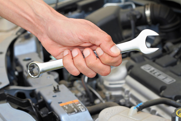 Kontrola stavu motor auto služby koncept, mechanik ruka drží klíč Tool, man. - Fotografie, Obrázek