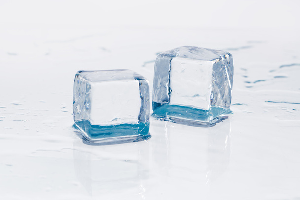 Cubo de hielo en la mesa
 - Foto, Imagen
