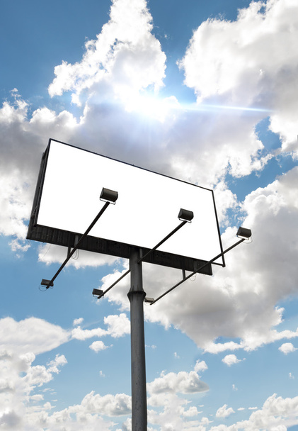 Prázdné billboard u krásné zatažené obloze na venkově - Fotografie, Obrázek