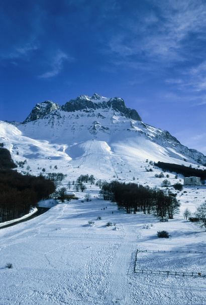 Αμπρούτσο, Ιταλία Απεννίνων, Prati di Tivo, θέα στο βουνό του Gran Sasso καλυμμένα με χιόνι - σάρωση φιλμ - Φωτογραφία, εικόνα