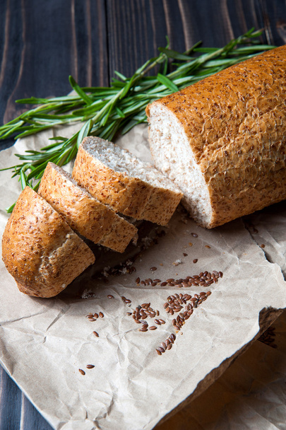 Pão caseiro com ervas em papel de cozinha
 - Foto, Imagem