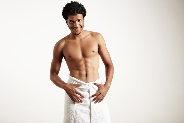 homem latino na toalha
  - Foto, Imagem