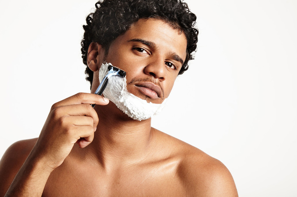 hombre afeitado latino
 - Foto, Imagen