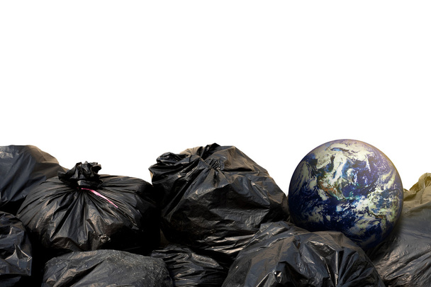 Zwarte vuilniszakken en de aarde - Foto, afbeelding