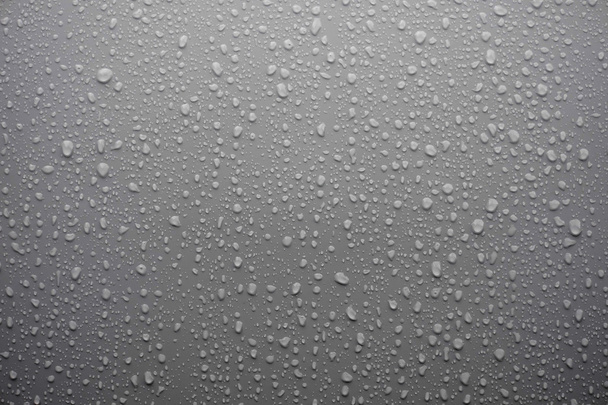 gota de agua en la superficie gris
 - Foto, imagen